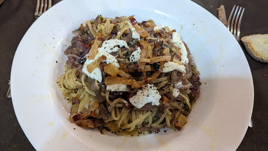 Primo piatto di pasta fatta a mano in trattoria